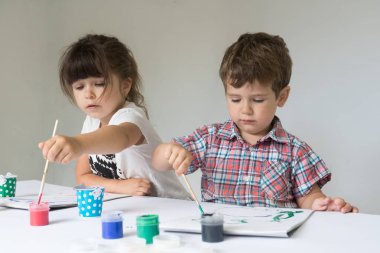 Yaratıcı çocuklar birlikte boyama.