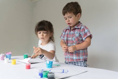 Yaratıcı çocuklar birlikte boyama.