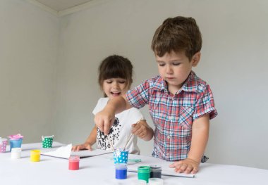 Çocuklar oynarken ve anaokulu veya anaokulu boyama gülümseyen.