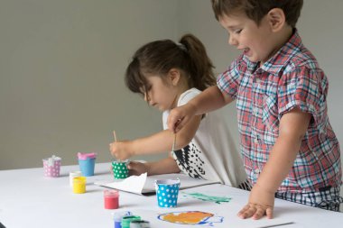 Çocuklar oynarken ve anaokulu veya anaokulu boyama gülümseyen