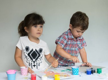 Çocuklar evde ödev. Yaratıcı çocuklar birlikte boyama.