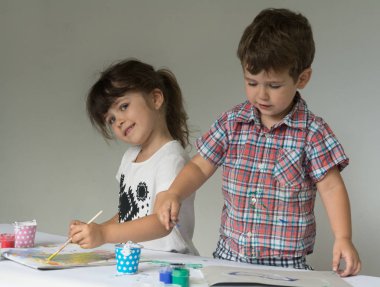 Çocuklar oynarken ve anaokulu veya anaokulu boyama gülümseyen.