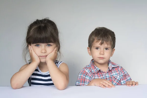 Toddler Pojke Gammal Och Hans Syster Titta Kameran Två Barn — Stockfoto