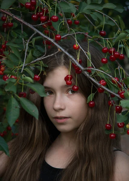 Vertikální Portrét Mladé Dívenky Poblíž Třešeň Letní Vertikální Pozadí — Stock fotografie
