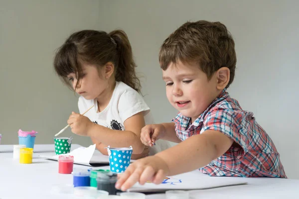 Dos Hermanita Linda Hermano Dibujo Con Lápices Colores Una Guardería — Foto de Stock