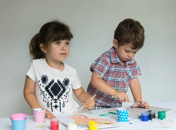 Niños Haciendo Deberes Casa Niños Creativos Pintando Juntos — Foto de Stock