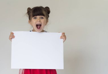 Aman Tanrım! Sürpriz çocuk açtı, ağız şaşkın tutar ve bir şey tanıtır.