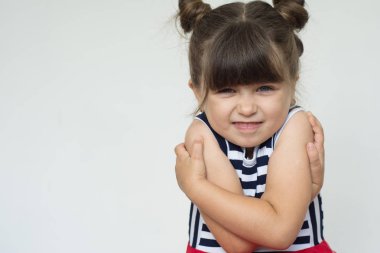 Çocuk sinirli bir ifade ile