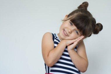 Memnun rüya gibi küçük kız wonk trendy saç modeli ile fotoğraf. Kopya alanı