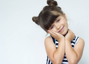 Memnun güzel çocuk gülümseyen eller çene altında tutar. Kopya alanı.