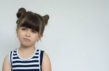 Sıkılmış bıkmış ifade ile şık çocuk portresi memnun görünüyor. Kopya alanı.
