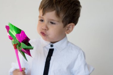 genç çocuk esen yel değirmeni üzerinde