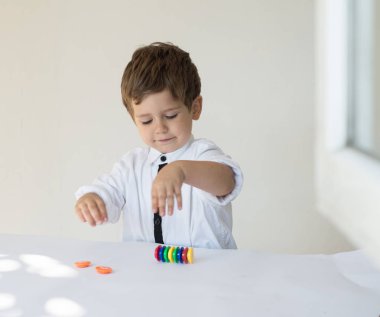 Çocuk Çocuk koltuğuna tablo ve kapalı evde oyuncakla oynamak