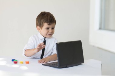 Küçük çocuk çocuk bilgisayarda online oyun oynamak. Eğitim kavramı.