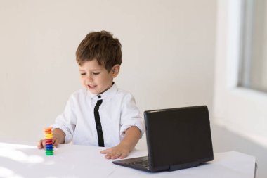 Finansal eğitim kavramı. . Mali sorumluluk öğrenme ve tasarruf kavramı planlama.