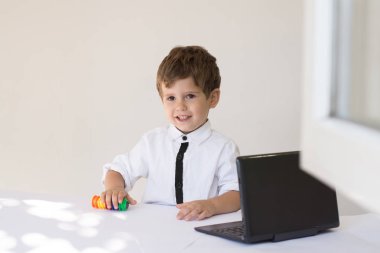 Çocuk gelecek için para tasarrufu. Mali sorumluluk ve finansal eğitim kavramı.