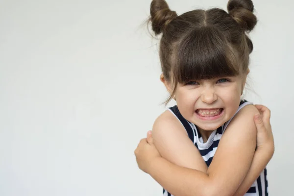 Çapraz Elle Beyaz Çocuk Portresi Kızgın Çocuk Kötü Vibes Gösteren — Stok fotoğraf