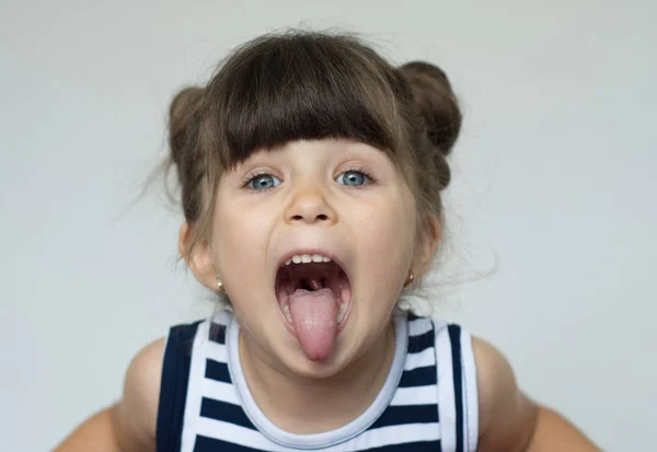 快乐的疯狂的孩子手势舌头上的白色背景 — 图库照片