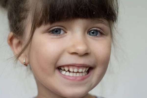 Close Portrait Years Smiling Little Girl Brunette White Teeth Focus — Stock Photo, Image