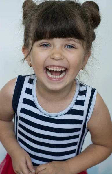 Ellerini karnına tutarak gülüyor içine patlama ile pozitif ve neşeli çocuk durdurma gülüyor olamaz. Olumlu duygular ve mizah