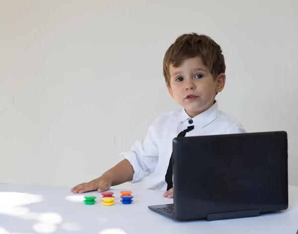 Kind Vor Einem Laptop Auf Weißem Hintergrund Sitzend Ich Bin — Stockfoto