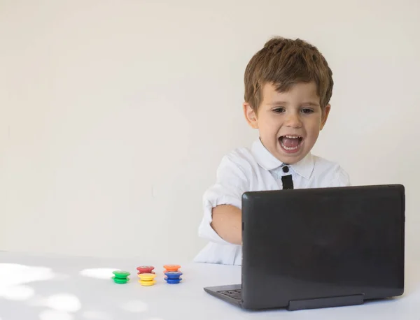 Überraschtes Kind Junger Geschäftsmann Sitzt Büro Vor Einem Laptop — Stockfoto