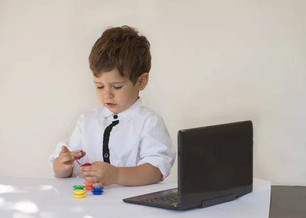 Fiatal Üzleti Fiú Egy Laptop Hivatal Előtt Gyermek Számítógép — Stock Fotó