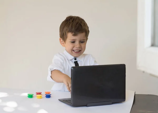 Ragazzino Che Gioca Online Gioco Sul Computer Concetto Educativo — Foto Stock