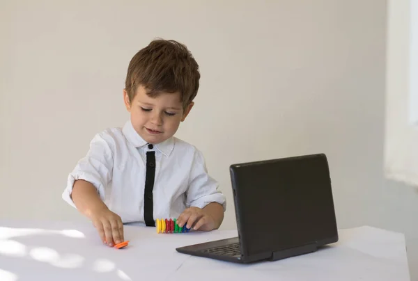 Bambino Seduto Davanti Computer Portatile Sullo Sfondo Bianco Sono Piccolo — Foto Stock