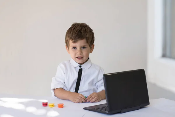 Kind Mit Computer Junger Geschäftsmann Sitzt Büro Vor Einem Notizbuch — Stockfoto
