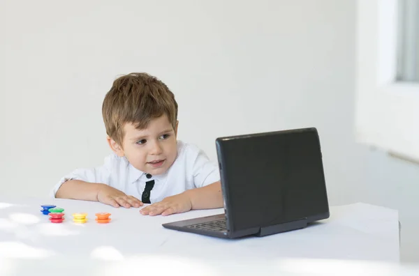 Kind Mit Computer Junger Geschäftsmann Sitzt Büro Vor Einem Laptop — Stockfoto