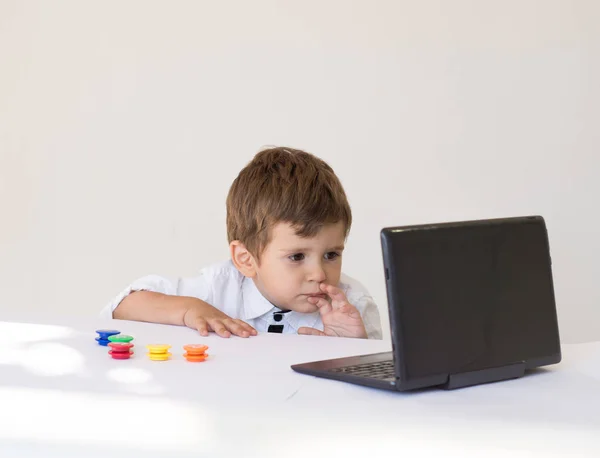 Kis Gyerek Fiú Olvasó Érdekes Hírek Számítógépes — Stock Fotó