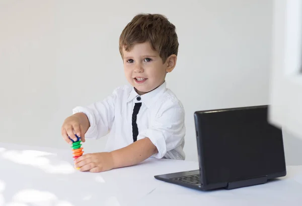 Dítě Sedí Před Laptopem Počítá Své Peníze Hrát Úřadu Kidovi — Stock fotografie