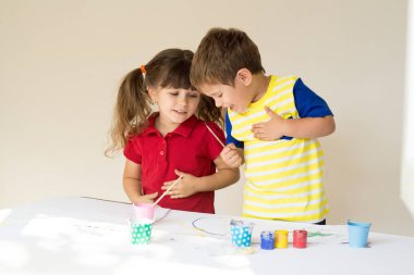 Birlikte yaratma. İki çocuk anaokulu çizim