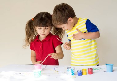 Kardeşler İlköğretim Okulu için ödevini yapıyorsun.