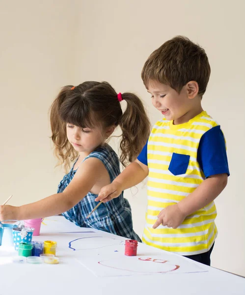 Lindos Niños Haciendo Oficio Pintando Jardín Infantes Hermanos Felices Jugando — Foto de Stock