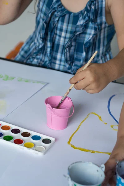 Mãos Criança Pintura Com Aquarela Colorida Fundo Mesa Branca Conceito — Fotografia de Stock