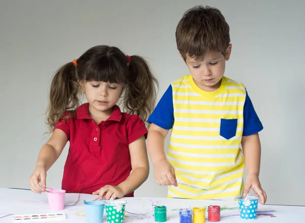 Lindos Niños Haciendo Oficio Pintando Jardín Infantes Hermanos Felices Jugando — Foto de Stock