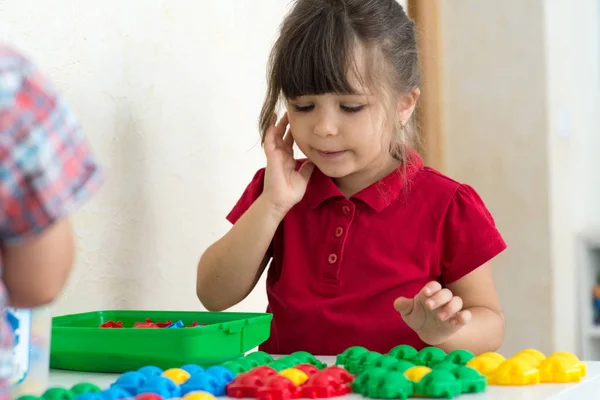 Los Niños Edad Preescolar Construyen Torre Con Bloque Plástico Niño — Foto de Stock