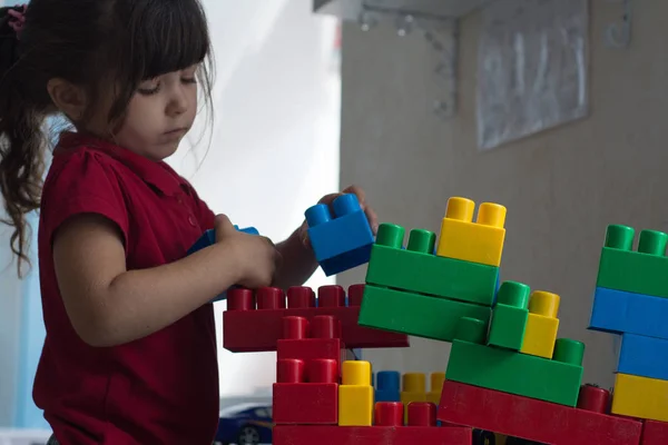 Óvodáskorú Gyermekek Építeni Tornyot Műanyag Blokkban Kisgyermek Gyerek Óvoda — Stock Fotó