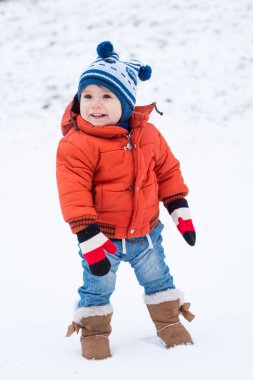 Mutlu çocuk çocuk Kışın kar ile eğleniyor. İlk kış ve mutlu Noeller