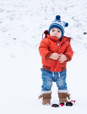 Çocuk sıcak giysiler kar ile eğleniyor. Kış, Noel ve yaşam tarzı kavramı.
