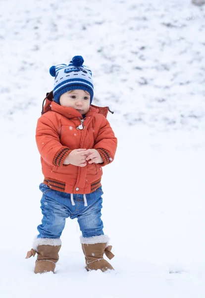 Niño Con Ropa Abrigo Divirtiéndose Con Nieve Invierno Navidad Estilo — Foto de Stock