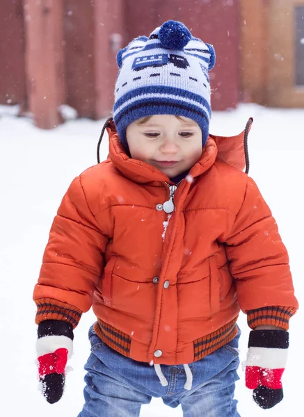 Pequeño Niño Con Ropa Abrigo Divirtiéndose Con Nieve Invierno Navidad — Foto de Stock