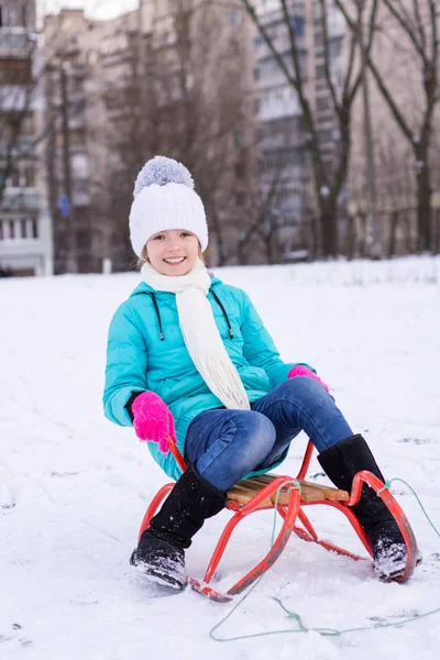 Meisje Rodelen Sneeuw Winter Besneeuwde Bos Tuin Seizoensgebonden Activiteiten Buitenlucht — Stockfoto