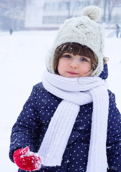 Retrato Niña Ropa Invierno Con Nieve Cayendo — Foto de Stock