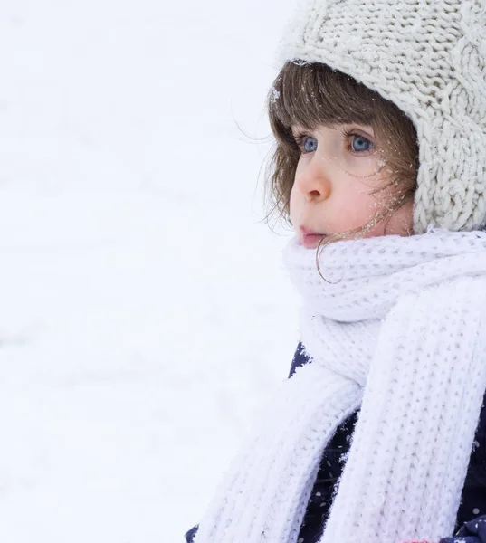 Retrato Menina Pequena Criança Roupas Inverno Com Neve Caindo Cartão — Fotografia de Stock