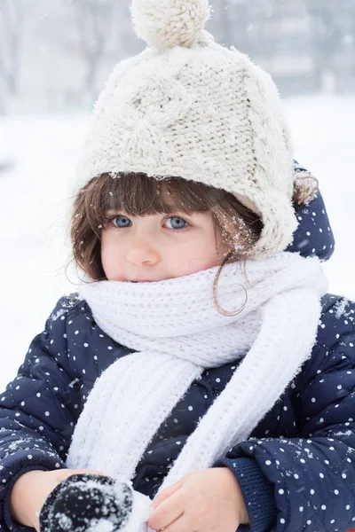 Menina Bonito Livre Dia Ensolarado Inverno Divertindo Jogando Bolas Neve — Fotografia de Stock