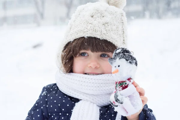 Bela Criança Livre Dia Ensolarado Inverno Divertindo Jogando Bolas Neve — Fotografia de Stock