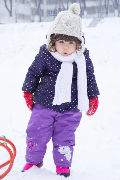 Zabawna Dziewczyna Trochę Zabawy Śniegu Zimie — Zdjęcie stockowe